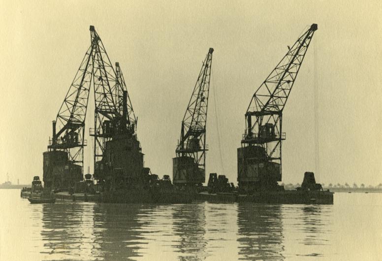 Vier drijvende grijperkranen op de rivier (1928).