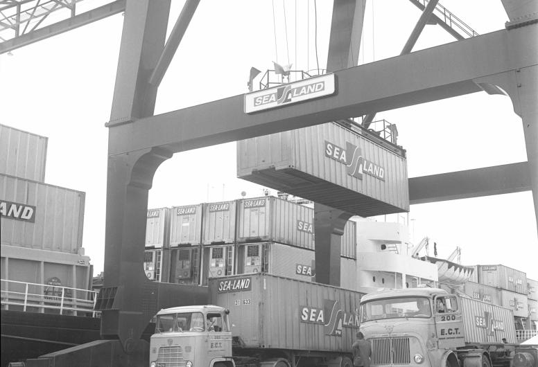 Lossen van het containerschip ms. Fairland van Sea-land aan de Prinses Beatrixhaven (1966). 