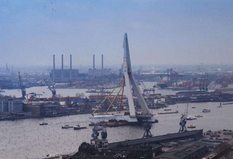 Invaren van de pyloon van de Erasmusbrug. OBR. 1995. Collectie 4166, nummer 12604-16