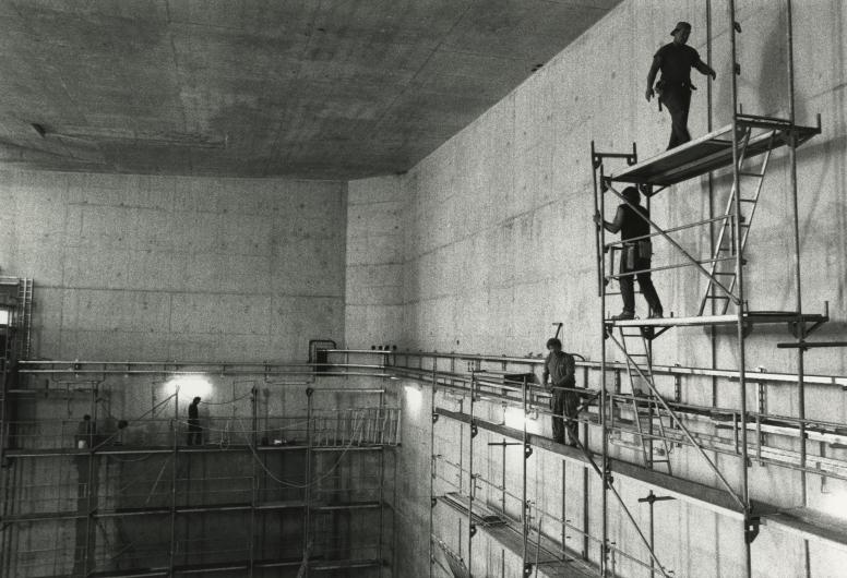 Stellingbouw in de basculekelder van de Erasmusbrug in aanbouw. 1995. Collectie 4110, nummer 2256. Fotograaf Hajo Piebenga