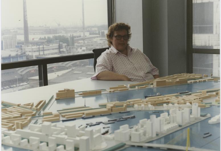 Riek Bakker achter een maquette van  de Kop van Zuid, 1991. Collectie OBR, 4103 nummer380
