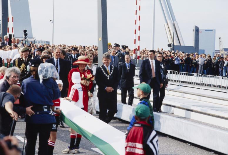 De opening van de Erasmusbrug op 4 september 1996. Koningin Beatrix, burgemeester Peper en andere genodigden wandelen naar de Linker Maasoever. Collectie 4166, nummer FD-12608-31.