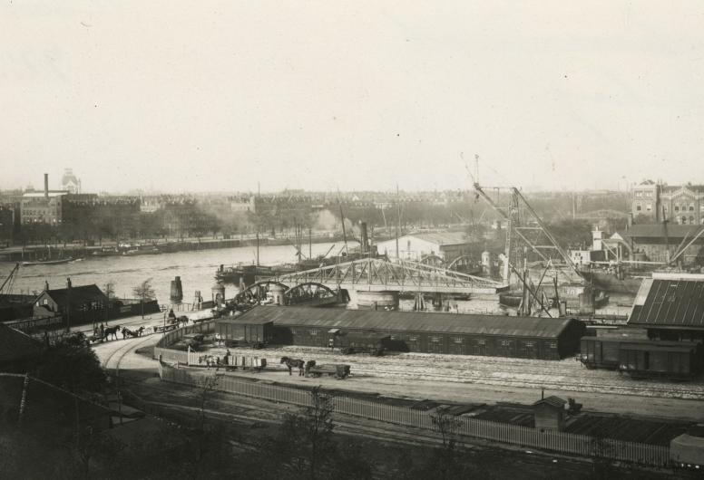 Op de voorgrond Parallelweg, in het midden de Spoorweghaven, links de Koningshaven. 1911. Collectie 4232, nummer 1088