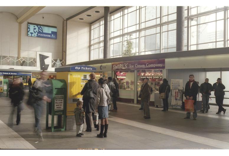 De hal van Rotterdam Centraal treinstation met reizigers in de weer voordat het station gerenoveerd werd.