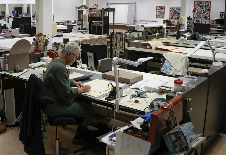 Medewerker aan de restauratietafel