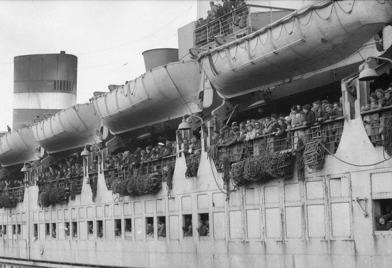 Evacués uit Nederlands-Indië op de Nieuw Amsterdam, 10 maart 1946. Fotograaf Lex de Herder. Collectie 4100, nummer 5212
