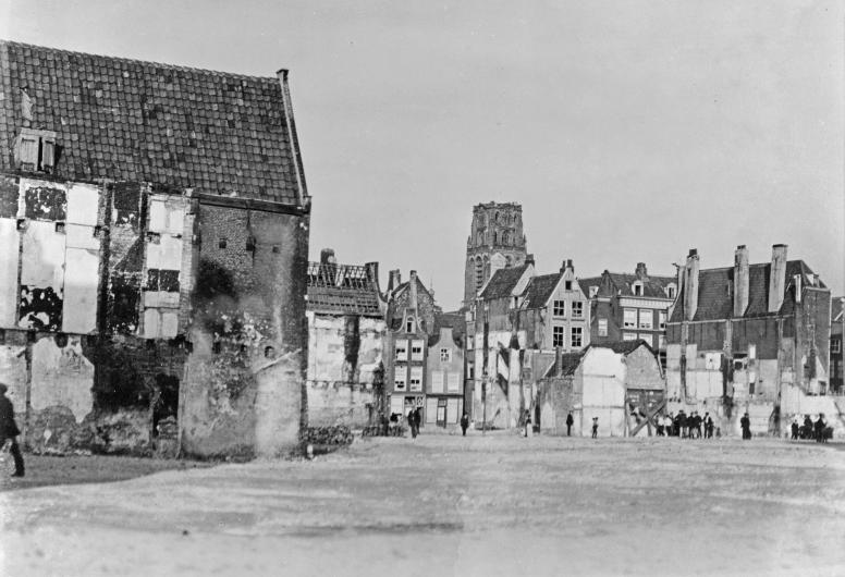 De afbraak van de Zandstraatbuurt door Henry Berssenbrugge. 1912. Collectie 4113-II-15-00-01-1