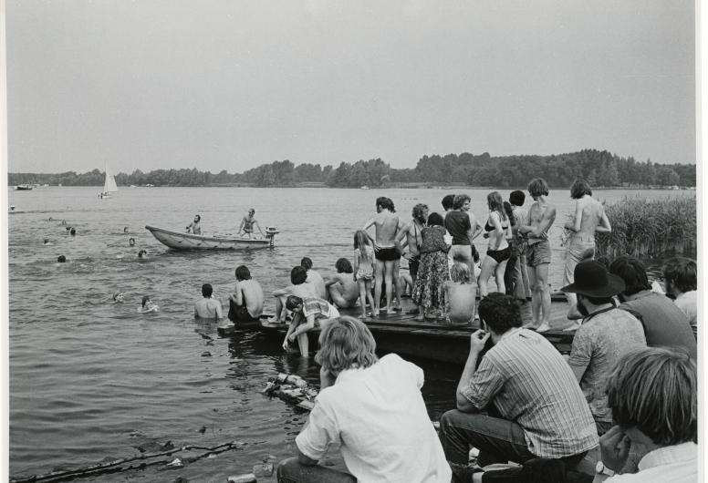 Bezoekers tijdens het Holland Pop Festival in 1970 springen in de Kralingse Plas