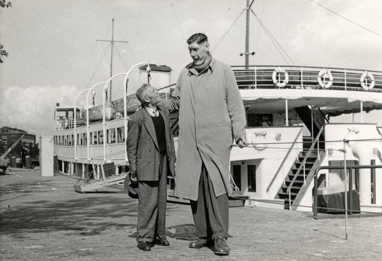  Rigardus Rijnhout poseert op de kade. M.A.J. Hanse