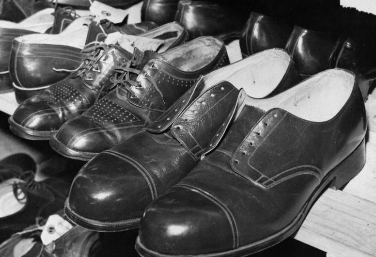 De schoenen van Rigardus Rijnhout, de Reus van Rotterdam. Collectie 4031, nummer P-021611-3. Fotograaf Machiel Adrianus Josephus (M.A.J.) Hanse
