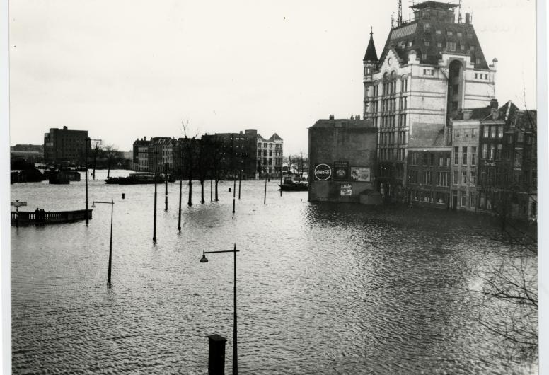 De Geldersekade en het Witte Huis staan onder water tijdens de watersnoodramp van 1953.