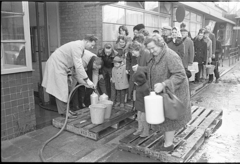 Vanwege het hoge zoutgehalte in het kraanwater halen Rotterdammers begin 1963 hun drinkwater bij een distributiepunt. 