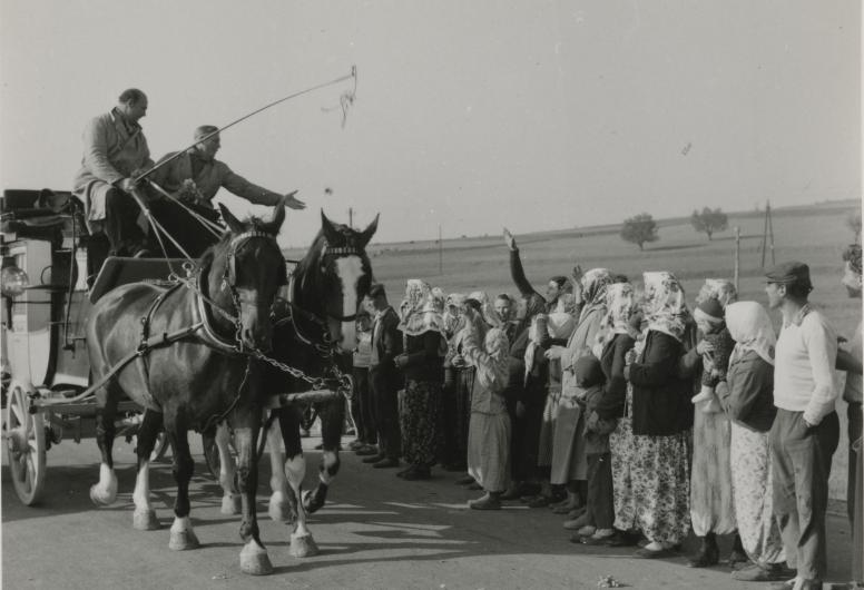 Turkse dorpsbewoners begroeten de Floriadekoets. Collectie 4100 nummer 937-177