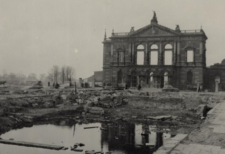 Gezicht op de verwoeste schouwburg in de Aert van Nesstraat als gevolg van het bombardement van 14 mei 1940. Collectie 4287_XXIII-65-04-02
