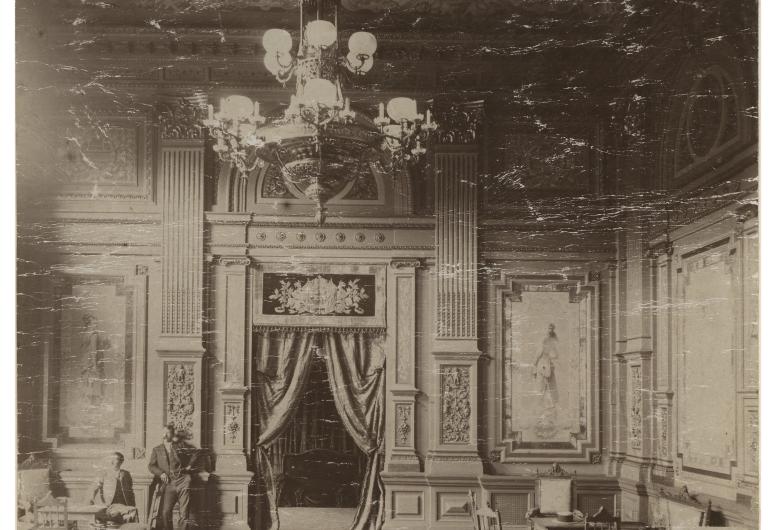  Tafels en stoelen in de foyer van de Grote Schouwburg aan de Aert van Nesstraat, 1887