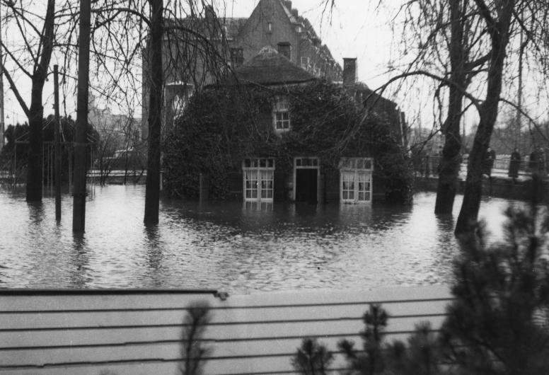De onder water gelopen herberg "In den Rustwat" aan de Honingerdijk.