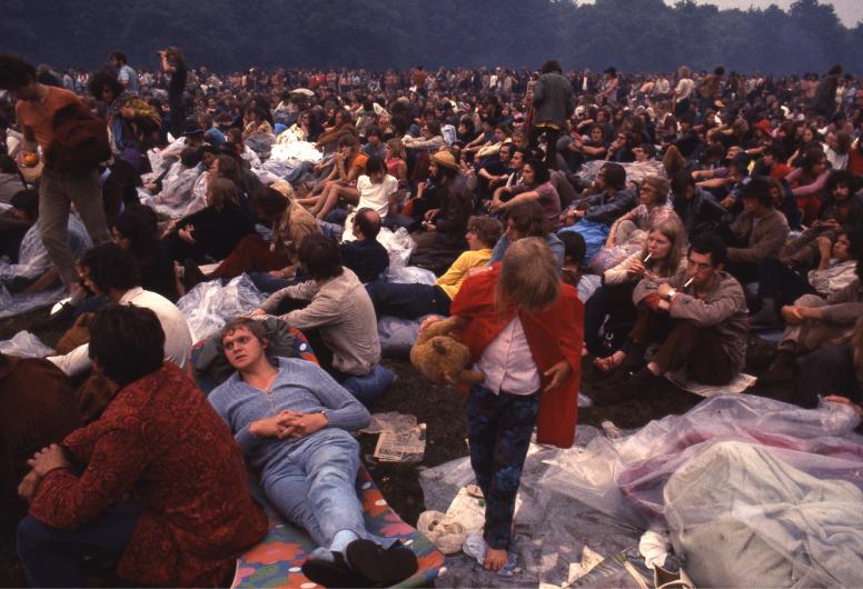 Publiek in het gras bij het Holland Pop festival. Collectie 4110, nummer 47-016. Fotograaf Hajo Piebenga