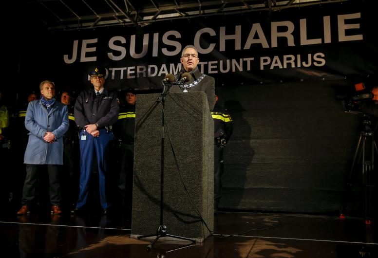8 januari 2015: Burgemeester Aboutaleb houdt een toespraak tijdens een demonstratie op Plein 1940 naar aanleiding van de aanslag op de redactie van het Franse satirische weekblad Charlie Hebdo. Fotograaf Jerry Lampen