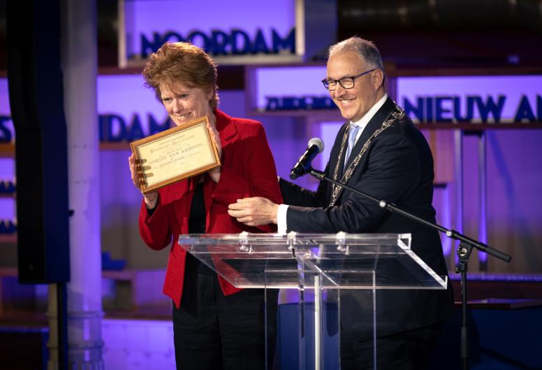 18 april 2023: Tijdens de viering van het 150-jarig jubileum van de Holland America Line (HAL) in de Cruise Terminal te Rotterdam neemt burgemeester Aboutaleb een origineel HAL-aandeel van de nazaten van Otto Reuchlin in ontvangst.