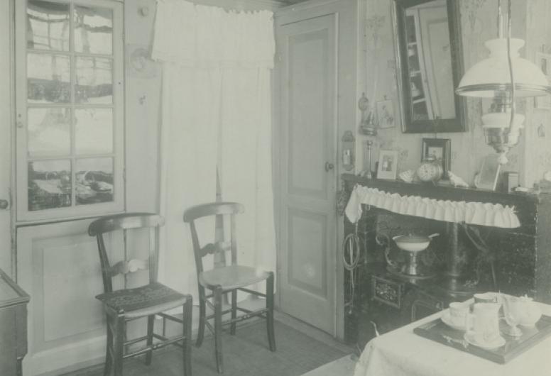 Interieur van een huisje in een slop genaamd Vrouwenhuisgang aan de Hoogstraat 99-8, naast het Oude Vrouwenhuis. 1913, collectie 4202, XXV-350-00-01