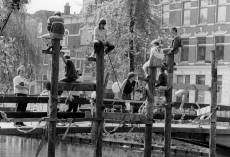 Paalzitten op de Noordsingel voor een goed doel op Koninginnedag, 1987. Fotograaf Lex de Herder. Collectie 4100, 2005-8185-TM-8187.