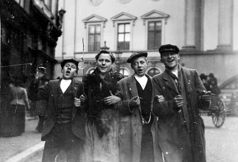 Gezicht op viering van het Koninginnefeest aan de Botersloot, 1910-1912. Fotograaf Berssenbrugge, Collectie 4113 XXXIV-29-1-01