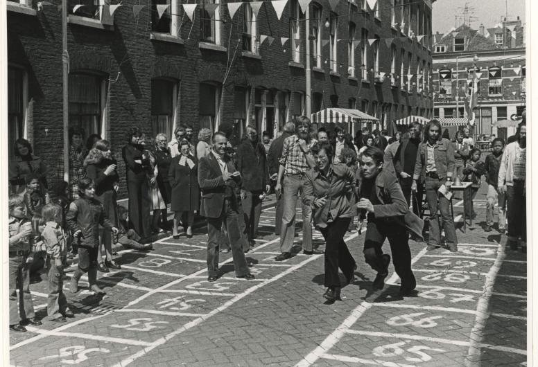 Spelletjes op straat in Kralingen, 1976. Fotograaf Ary Groeneveld. Collectie 4282, 1976-751
