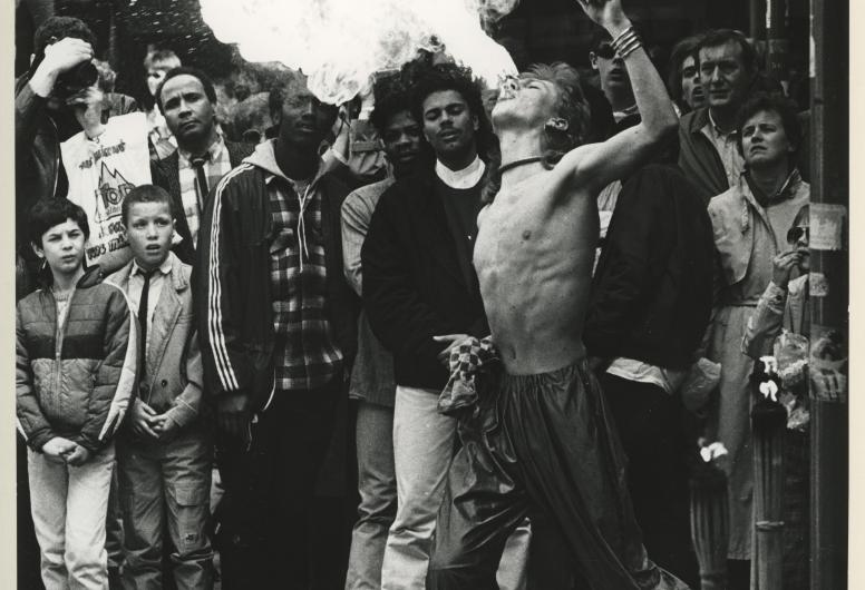 Vuurspuwer op straat tijdens Koninginnedag 1986. Foto Vrije Volk. Collectie 4282, 1986-864.