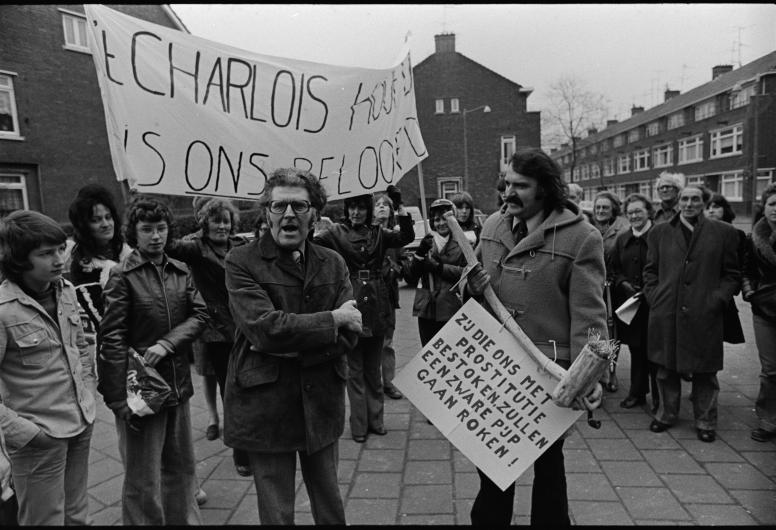 13 februari 1975: Tijdens een werkbezoek van burgemeester Van der Louw en wethouder Wim van der Have aan Charlois demonstreren bewoners tegen de mogelijke vestiging van een ‘eroscentrum’ op het Charloisse Hoofd. De gemeente had eerder plannen gepresenteerd om de prostitutie van Katendrecht naar andere plekken in Rotterdam te verplaatsen waar voor bewoners geen overlast zou kunnen ontstaan. Foto: Ary Groeneveld, Collectie 4121 25179-2-4-kl