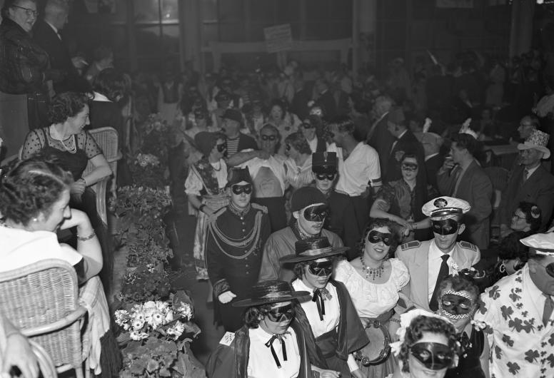 Het toneelgezelschap Mutua Amicitia (toegang 846) viert carnaval in de Rivièrahal van de Diergaarde. Foto: Ary Groeneveld, 23-02-1957. Collectie 4121, 420-2