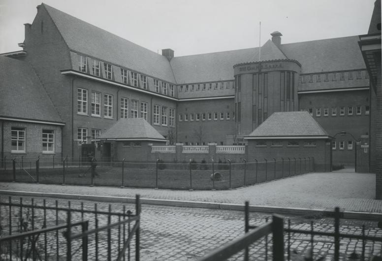 De 2e Gemeentelijke Handelsschool aan de Hofstedestraat. Later het pand van de kweekschool en vanaf 1984 tot de sloop de werkplaats van Vereniging Duende (toegang 1724). Foto: Fototechnische Dienst Openbare Werken. Collectie 4202, XXII-105