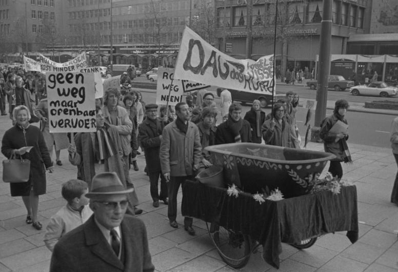 Bewonersprotest op de Coolsingel georganiseerd door het Wijkorgaan Crooswijk en Wijkorgaan Het Oude Noorden tegen de gemeentelijke plannen een verkeersweg aan te leggen op de plek van de Rotte (het Rotte-tracé), foto Ary Groeneveld, nov. 1970.
