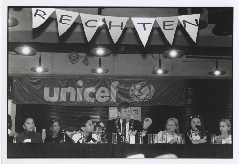 20 november 1999: Op initiatief van Unicef debatteert burgemeester Opstelten in de bibliotheek aan de Hoogstraat met leerlingen van de basisscholen Regenboog, Vierambacht en Andries van der Vlerk over de rechten van het kind. Fotograaf: Leunis Verlinde. Collectie: 4100_2000-784-KL