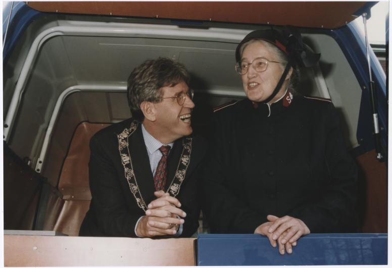 4 april 1995: Burgemeester Peper en luitenant-kolonel Bosshardt poseren in de door de Rotary club Nieuwerkerk a/d IJssel aan het Leger des Heils geschonken bus. Fotograaf onbekend. Collectie 4100, 1995-1203-kl