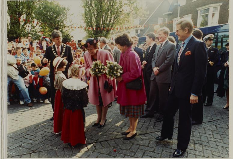 Koninginnedag 1992, bezoek aan Rotterdam (o.a. Overschie). Het album is afkomstig uit het archief van Bram Peper. 