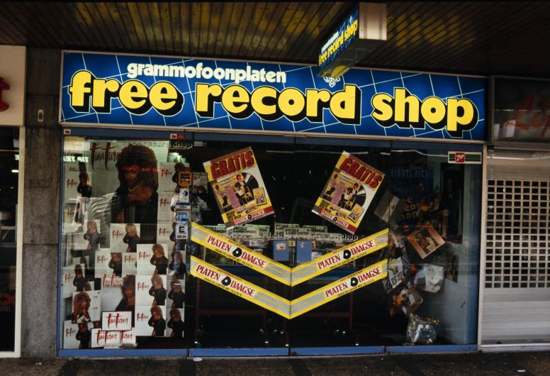 De winkel van Free Record Shop op de Lijnbaan op 12 oktober 1986.