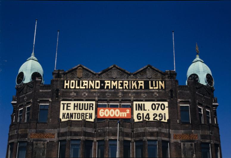 Het voormalige hoofdkantoor van de Holland-Amerika Lijn aan het Koninginnenhoofd. In het pand staan 6000 vierkante meters aan kantoren te huur. 1-7-1987.