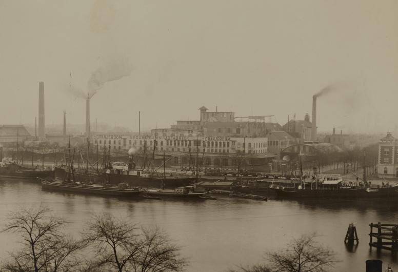 De gebouwen van de Brouwerij en IJsfabriek d'Oranjeboom aan de Nassaukade. 