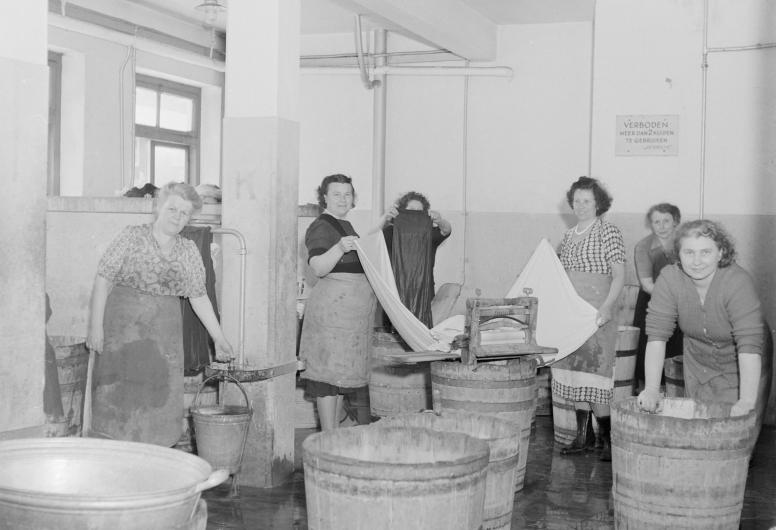 Wassen in wastobbes in een collectieve wasruimte in het complex met galerijflats aan de Justus van Effenstraat, 1950. NL-RtSA_4204_3319 Collectie Gemeentewerken Rotterdam.