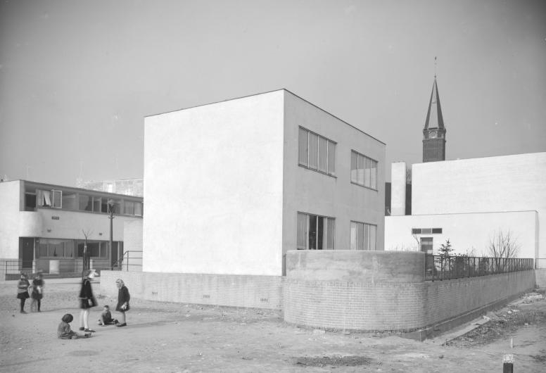 Vrijstaande kosterswoning aan de Eemstein in de Kiefhoek in 1930. NL-RtSA_4202_1978-3490. Collectie Topografie.