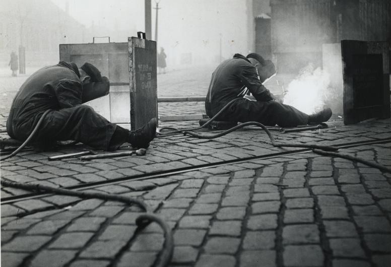 Twee lassers aan het werk aan de trambaan. Het Vrije Volk, 1949. Collectie 4101, documentnummer 1972-10124a