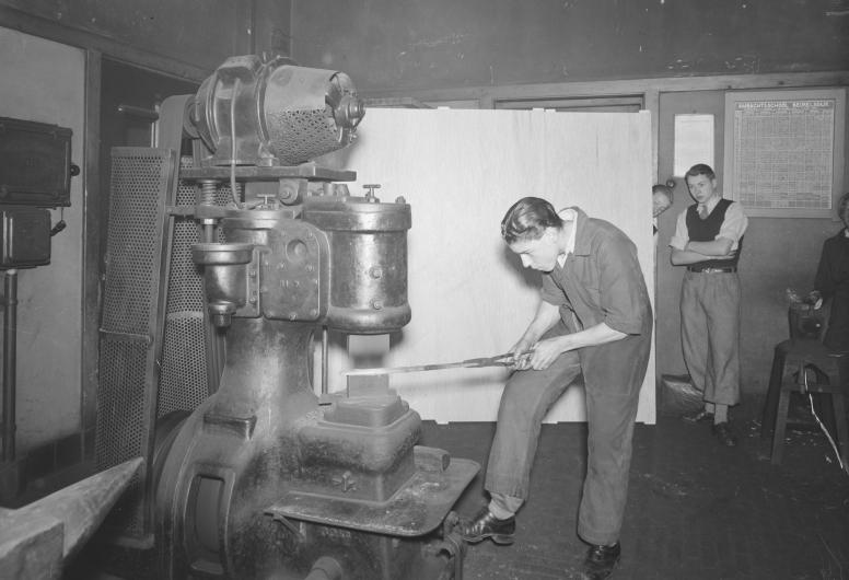 Het beroepsonderwijs op de 1e Rotterdamse Ambachtsschool: het metaalbewerken. 1947.Collectie 4117, documentnr. 1976-5193 