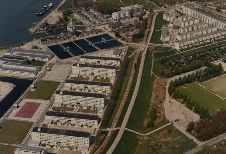 Luchtopname van woonwijk De Esch in Kralingen, met links vooraan woningen aan de Lage Filterweg en verderop het terrein van de voormalige Drinkwaterleiding (DWL) met de Watertoren. Rechts woningen bij de Herman Bavinckstraat, en op de achtergrond rechts d