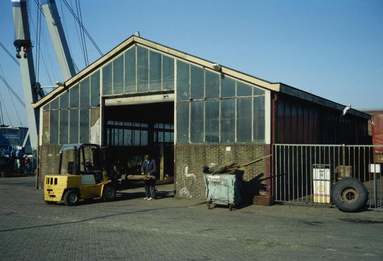Bedrijfspand gebouwd in 1963 aan de Sluisjesdijk 43 in de Waalhaven. Collectie Monumenten 4258, documentnummer 543