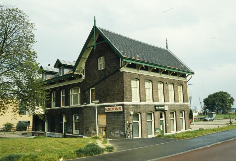 Jongerencentrum "Het Berenei" gebouwd in 1870 aan de Doklaan 10-14 in Oud-Charlois. Collectie Monumenten, documentnummer 565