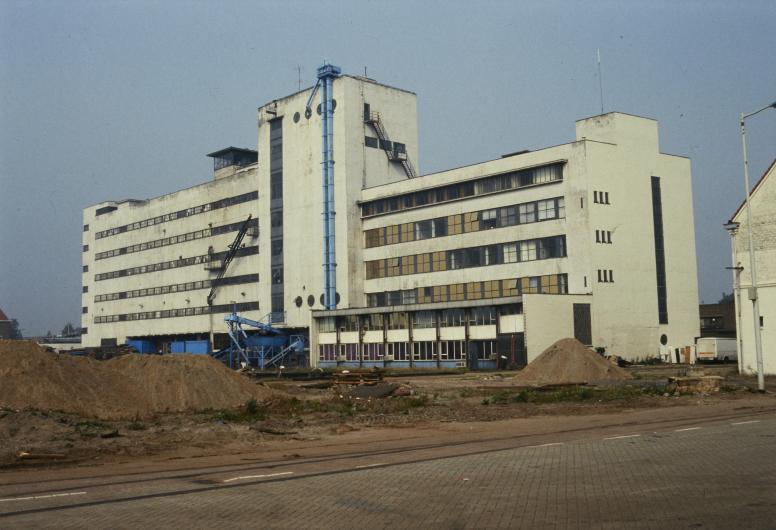 Het HAKA-gebouw van de Coöperatieve Groothandelsvereniging van de Handelskamer aan de Vierhavensstraat 40 gezien vanaf de Lekstraat in het Merwe Vierhavensgebied. Collectie Monumenten 4253, documentnummer 93