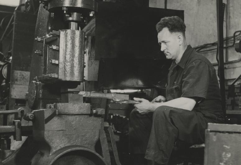 Leen den Ouden, vijlensmid, aan het werk in de fabriek, ca. 1950. NL-RtSA_647_78-7