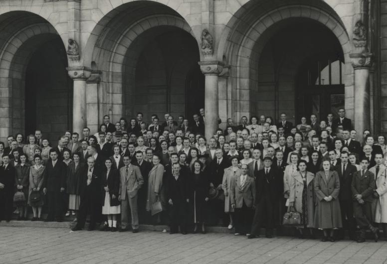 Groepsfoto van het personeel van Watson's Vijlenfabriek, opgesteld op de trappen van het stadhuis. 1949. NL-RtSA_647_78-7