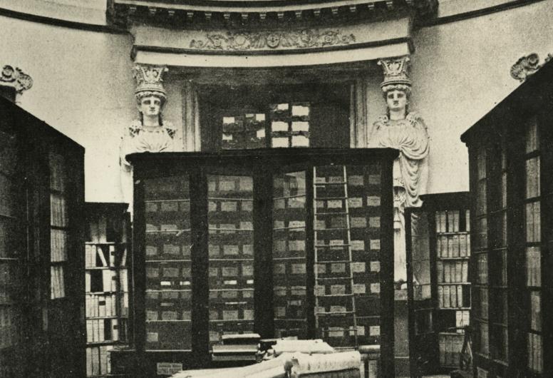 De Rotondezaal in het Stadhuis aan de Kaasmarkt die diende als archiefbewaarplaats voor o.a. kaarten en tekeningencollectie van de Stad Rotterdam, ca. 1905