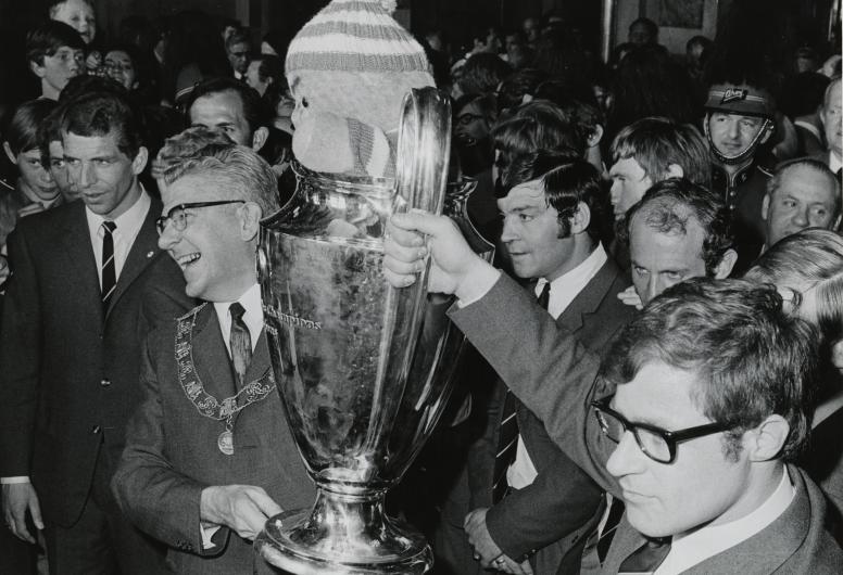 Burgmeester Thomassen en Feyenoordaanvoerder Rinus Israël met de Europacup I.